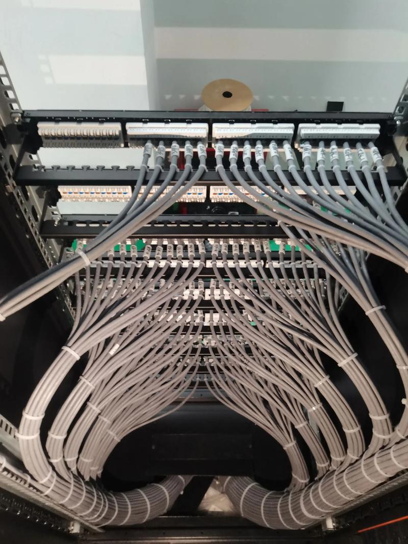 网络机柜综合布线中配线架与理线架的关键作用
